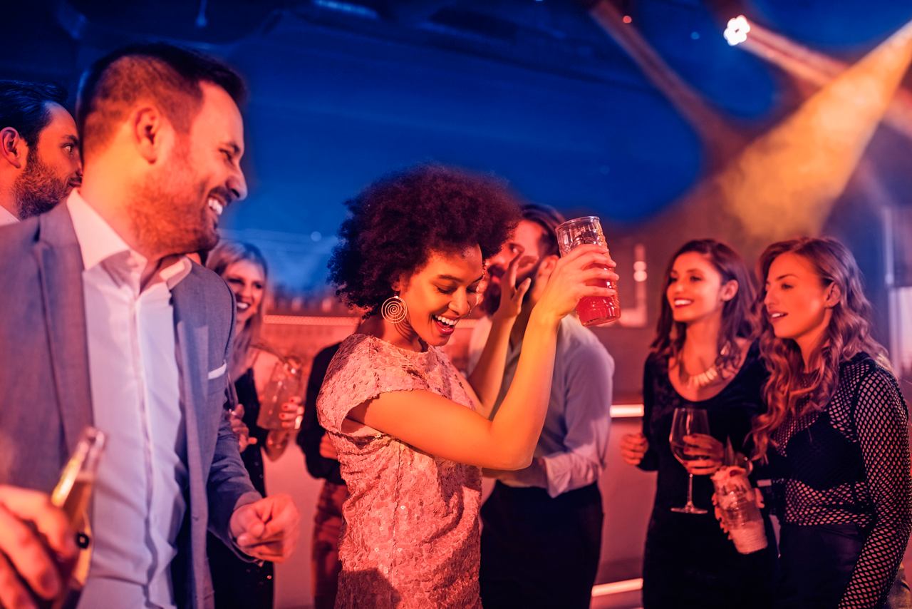 Un grupo de amigos disfruta de cócteles a bordo del MSC Orchestra, creando recuerdos inolvidables | MSC Cruceros