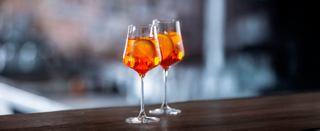 Nahaufnahme von drei Aperol Spritz Cocktails, serviert in eleganten Gläsern | MSC Cruises
