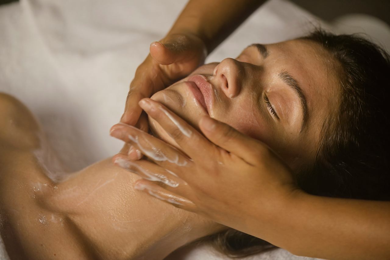 Eine Frau genießt eine entspannende Gesichtsbehandlung im MSC Cruises Spa | MSC Cruises