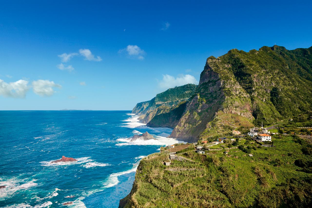 Eine atemberaubende Küstenansicht von Klippen und Vegetation mit Blick auf das lebhafte Meer in Madeira, Portugal | MSC Cruises