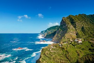 Luftaufnahme der Küste mit Vegetation und Klippen in Portugal am Meer und Himmel | MSC Cruises