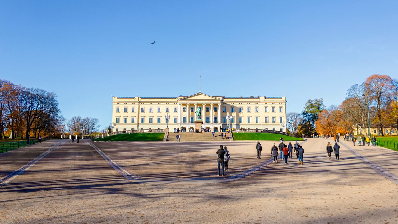 Los visitantes disfrutan del entorno sereno del Palacio Real en Oslo, Noruega, destacando la belleza del norte de Europa | MSC Cruceros