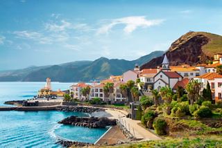 Una vista escénica de la costa de Funchal con encantadores edificios y el mar al fondo | MSC Cruceros