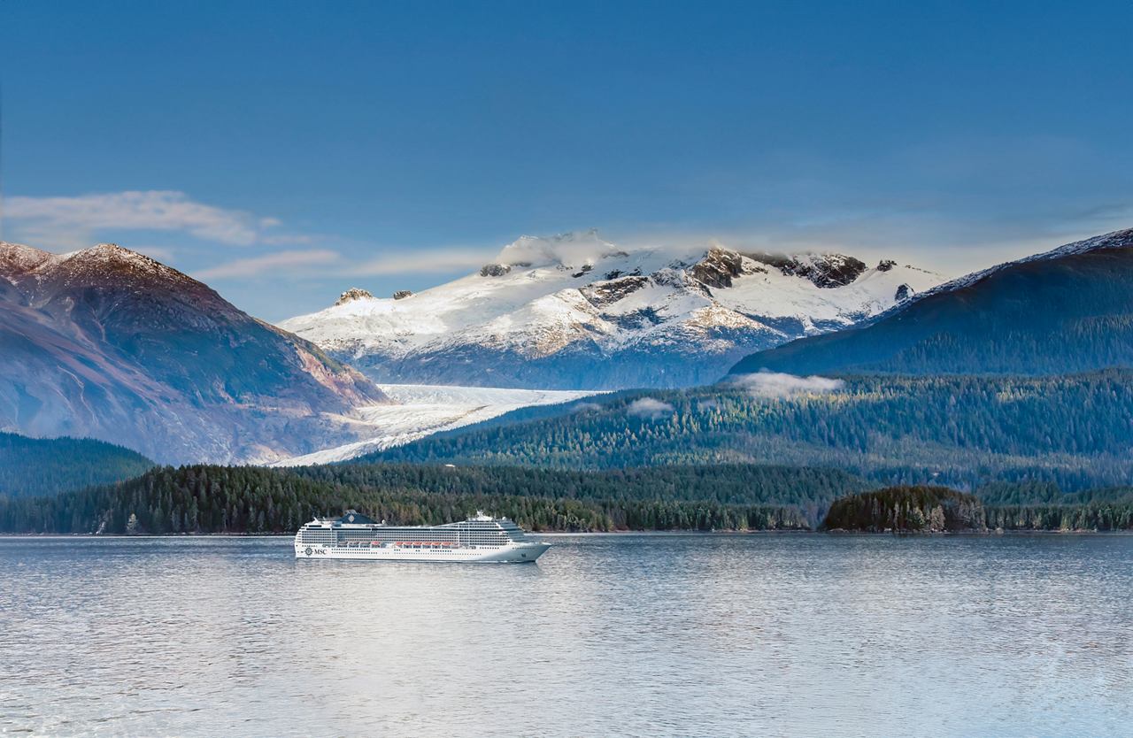 Ruhiger See umgeben von majestätischen Bergen und Gletschern in Alaska | MSC Cruises