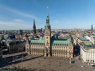 Impresionante vista del ayuntamiento de Hamburgo y del horizonte de la ciudad | MSC Cruceros