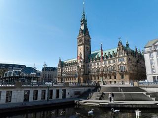 El Ayuntamiento de Hamburgo se alza bajo el claro cielo azul | MSC Cruceros