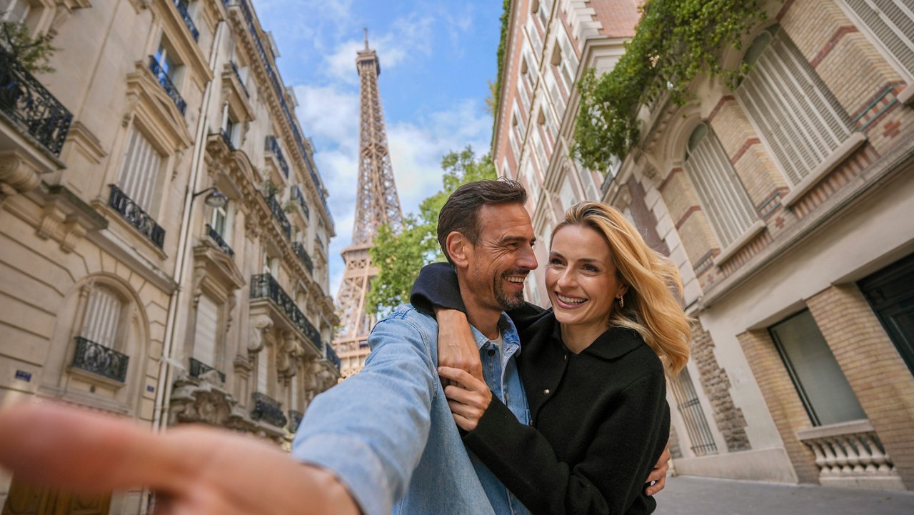 A happy couple enjoys their time together in the streets of Paris | MSC Cruises