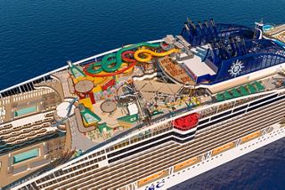 Luftaufnahme des MSC World Asia mit Unterhaltungsangeboten auf dem Deck | MSC Cruises