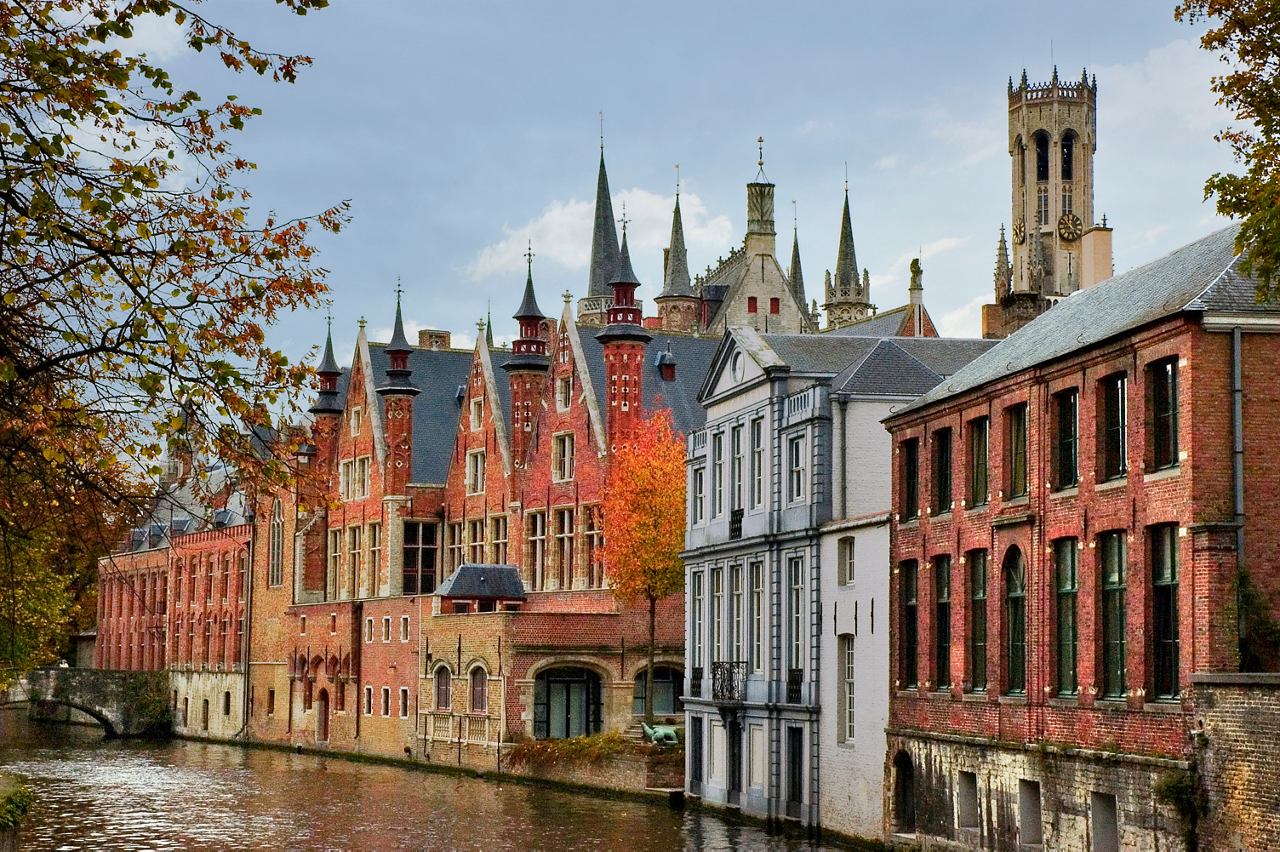 Kanäle und Architektur in Zeebrugge, Belgien, umgeben von herbstlichen Farben | MSC Cruises