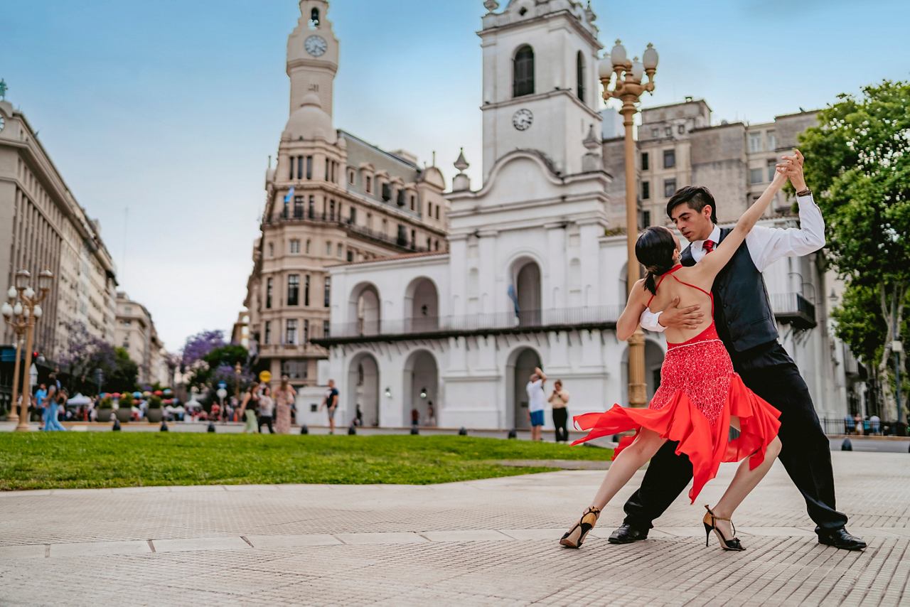 Una pareja baila tango en la Plaza de Mayo en Buenos Aires, con una hermosa arquitectura de fondo | MSC Cruceros