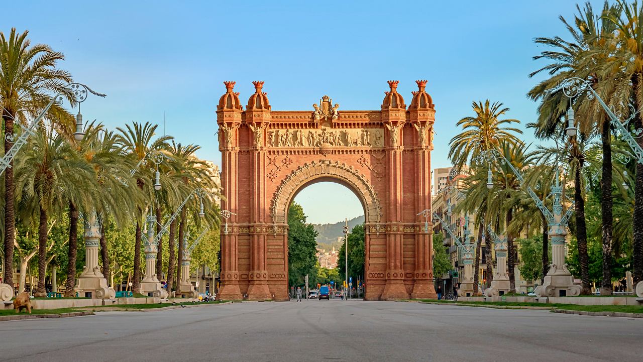 L'Arco di Trionfo a Barcellona circondato da palme e verde lussureggiante | MSC Crociere