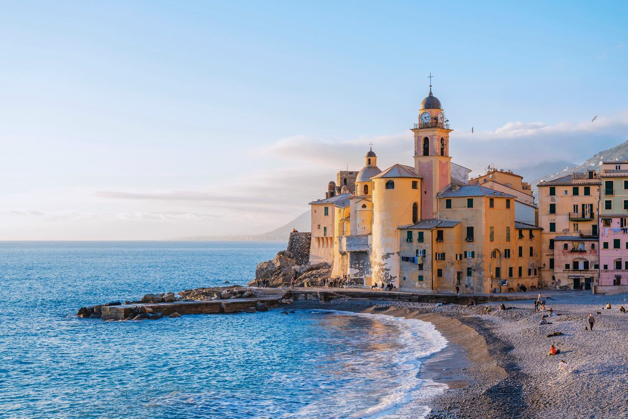 Une vue côtière magnifique avec de l'architecture à Gênes, Italie | MSC Croisières
