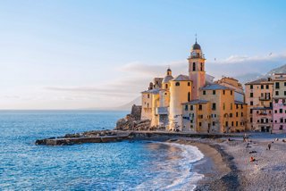 Une vue côtière magnifique avec de l'architecture à Gênes, Italie | MSC Croisières