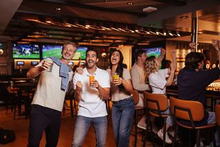 Un groupe d'amis savoure des boissons au All-Stars Sports Bar de MSC Croisières | MSC Croisières