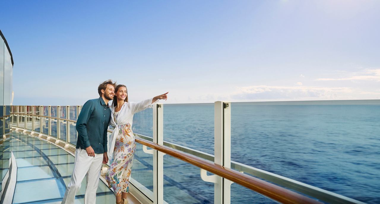 Ein Paar genießt die Aussicht auf das Meer von der Schiffsdecke | MSC Cruises