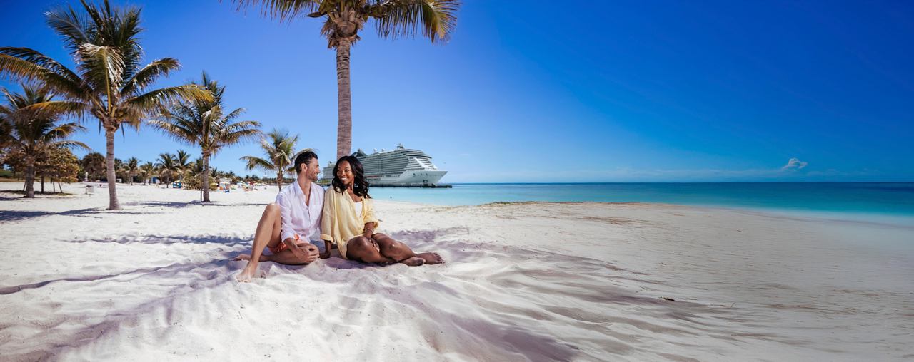 Una playa serena con palmeras y aguas azules en Ocean Cay MSC Marine Reserve | MSC Cruceros