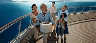 Une famille célèbre un anniversaire sur le pont avec la mer magnifique en arrière-plan | MSC Croisières