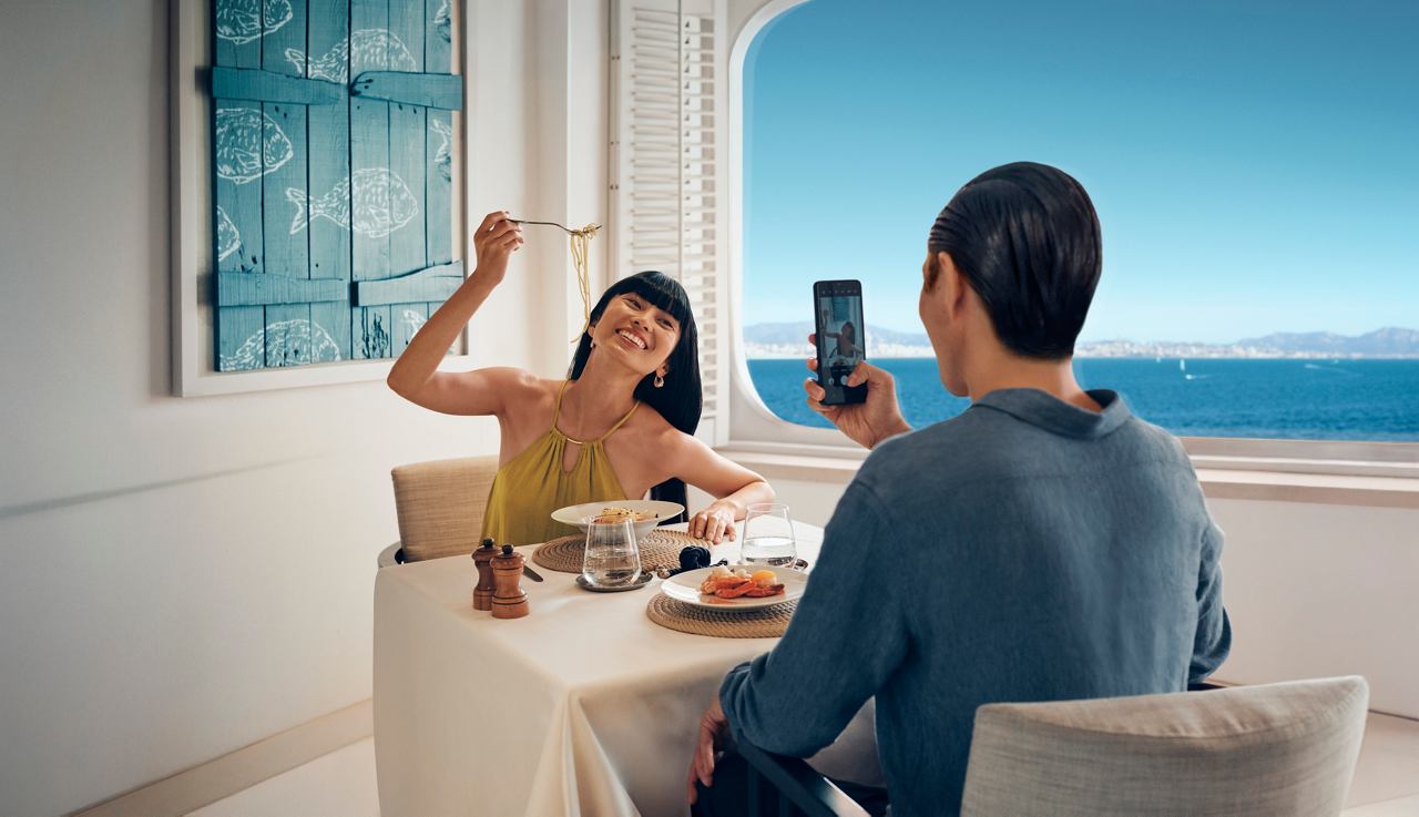 Couple at Ocean Cay Seafood Restaurant | MSC Croisières