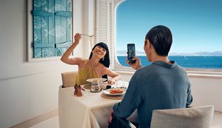 Un couple savoure un repas avec vue sur la mer tout en prenant des photos | MSC Croisières