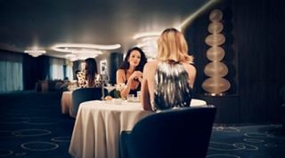 Des femmes apprécient un dîner dans un restaurant du MSC World Europa | MSC Croisières
