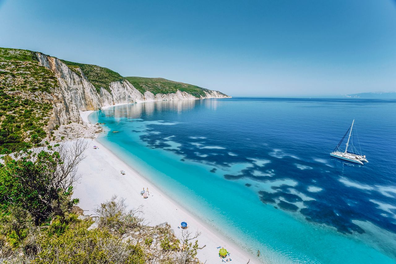 Playa impresionante con mar turquesa y costa rocosa en Grecia | MSC Cruises
