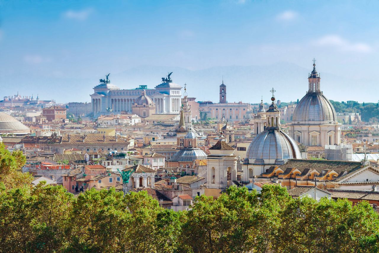 Panoramablick auf die Architektur und Kirchen einer italienischen Stadt, umgeben von Grün | MSC Cruises
