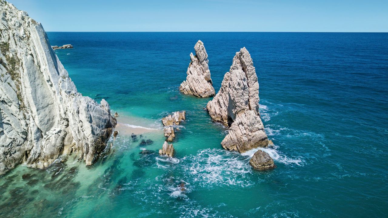 Majestuosas formaciones rocosas junto al mar en Italia, que muestran la belleza natural del Mediterráneo | MSC Cruises