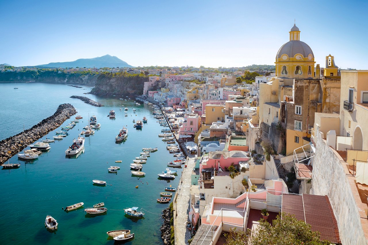 Beeindruckender Blick auf den Hafen von Procida mit blauem Wasser und italienischer Architektur | MSC Cruises