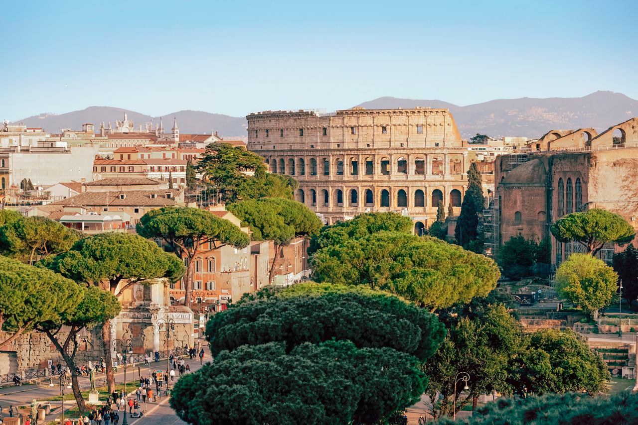 La verdure entoure le Colisée à Rome sous le ciel bleu | MSC Croisières