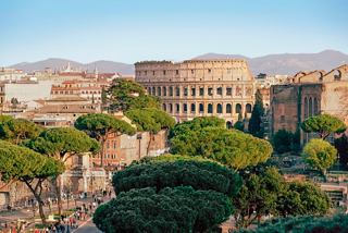 La verdure entoure le Colisée à Rome sous le ciel bleu | MSC Croisières