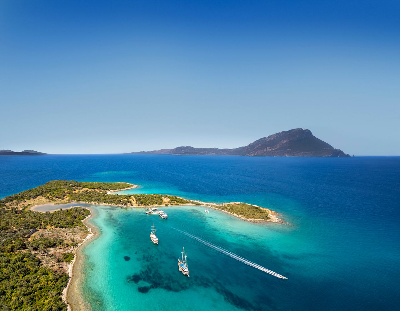 Luftaufnahme der Gokova-Bucht mit Booten und Vegetation auf der Insel Sedir | MSC Cruises