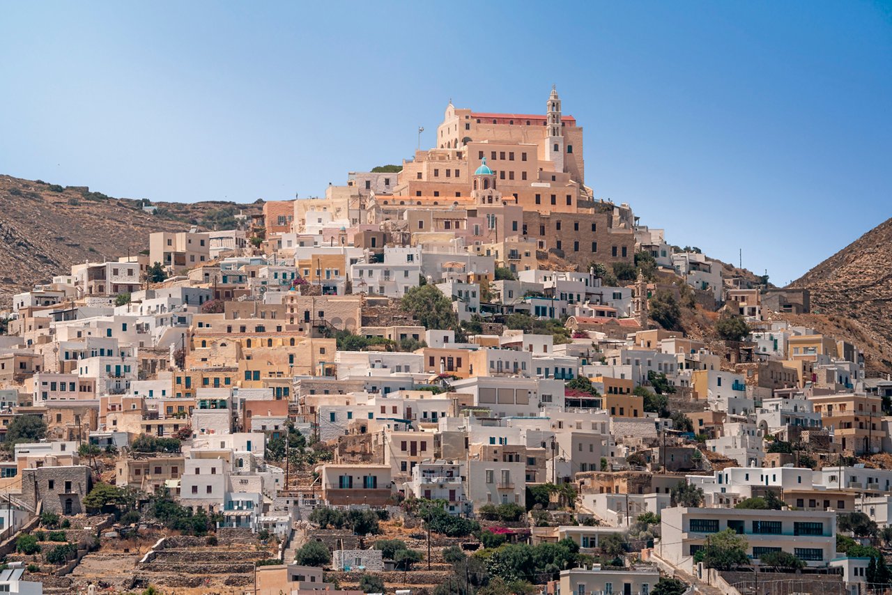Collina con una fortezza storica contro il cielo blu in Grecia | MSC Crociere