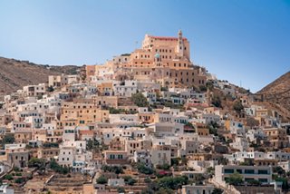 Collina con una fortezza storica contro il cielo blu in Grecia | MSC Crociere