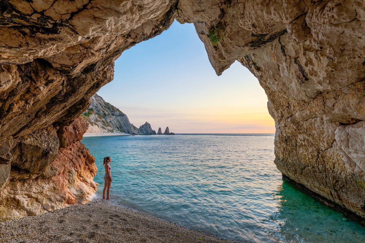 Schöner Blick aufs Meer durch einen natürlichen Bogen in Italien | MSC Cruises