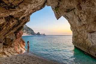 Schöner Blick aufs Meer durch einen natürlichen Bogen in Italien | MSC Cruises