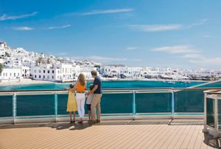 Una famiglia gode della vista del mare dal ponte di una nave da crociera | MSC Crociere