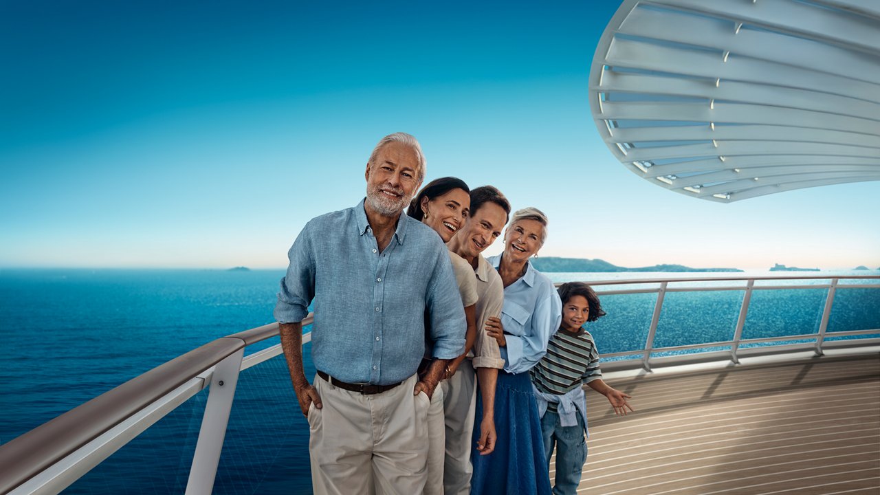 Coppia che gode della vista sull'oceano dal ponte di una nave MSC Cruises | MSC Crociere