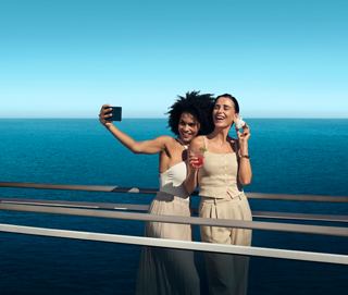 Dos amigas se toman un selfie en la cubierta de un barco con el océano de fondo | MSC Cruceros
