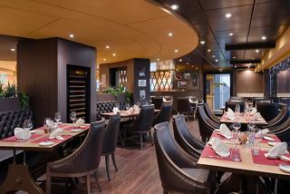 Espace de restauration moderne avec des tables et des chaises confortables, des plantes vertes et une atmosphère intime | MSC Croisières