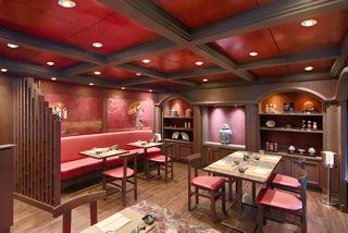Intérieur moderne de restaurant avec des tables et des canapés confortables sur MSC Magnifica | MSC Croisières
