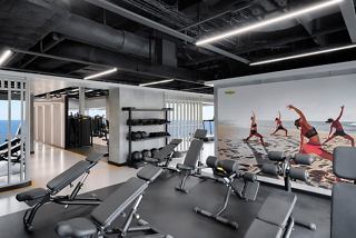 Gimnasio moderno equipado con máquinas y vistas al mar | MSC Cruceros