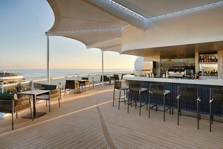 Bar ensoleillé avec vue sur la mer au MSC Yacht Club sur le MSC Magnifica | MSC Croisières