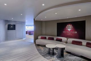 Zone de réception moderne avec un canapé confortable dans le MSC Yacht Club | MSC Croisières