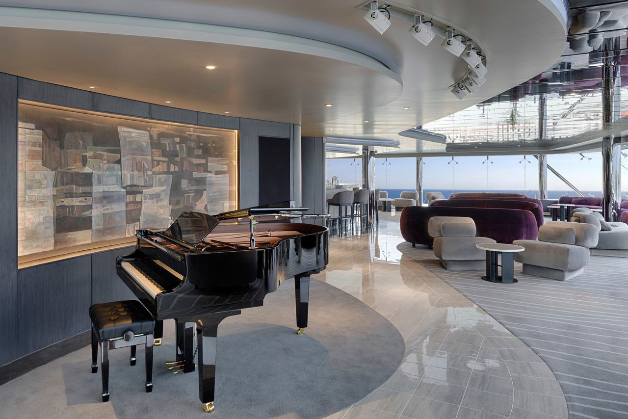 Modernes Interieur der MSC Yacht Club Top Sail Lounge mit Klavier und gemütlichen Sitzbereichen | MSC Cruises