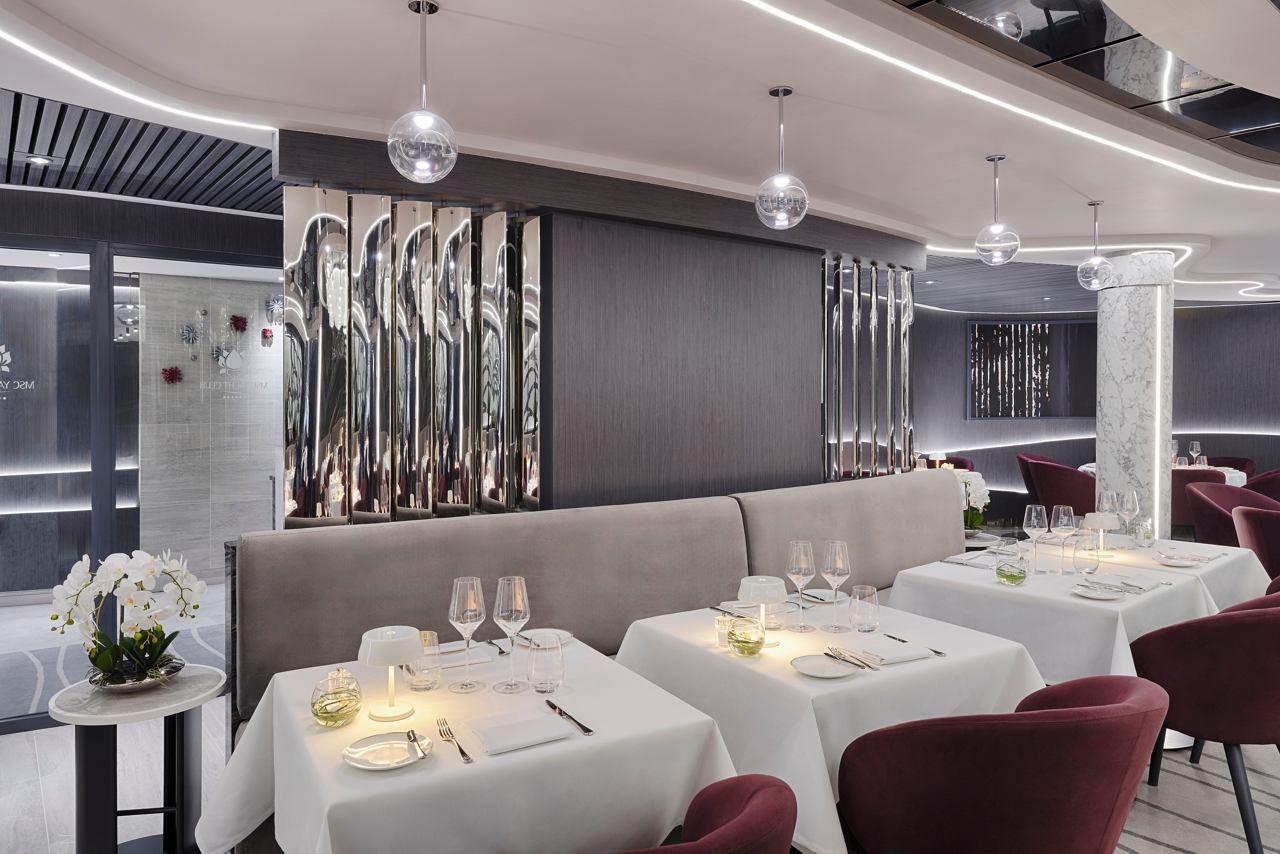 Moderne Gastronomie im MSC Yacht Club mit eleganten Tischen und bequemen Sitzplätzen | MSC Cruises
