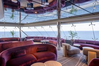 Salon avec des canapés confortables et vue sur la mer dans le MSC Yacht Club | MSC Croisières