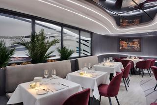 Restaurant élégant avec de belles tables et des plantes vertes, créant une atmosphère accueillante | MSC Croisières