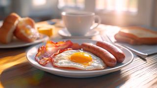 Desayuno con huevos, salchichas y café, servido con pan fresco | MSC Cruceros
