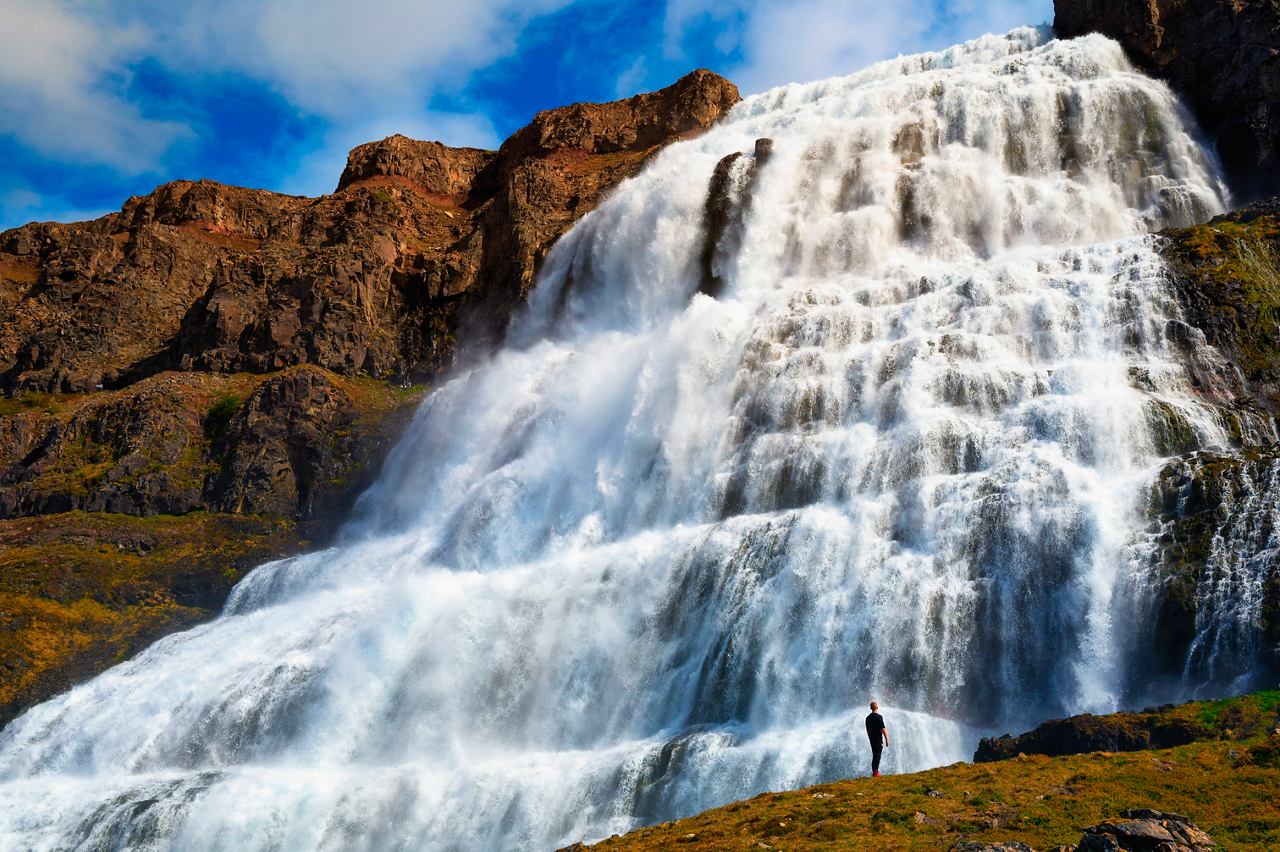 La cascada cae majestuosamente a través del paisaje rocoso de Isafjordur | MSC Cruceros