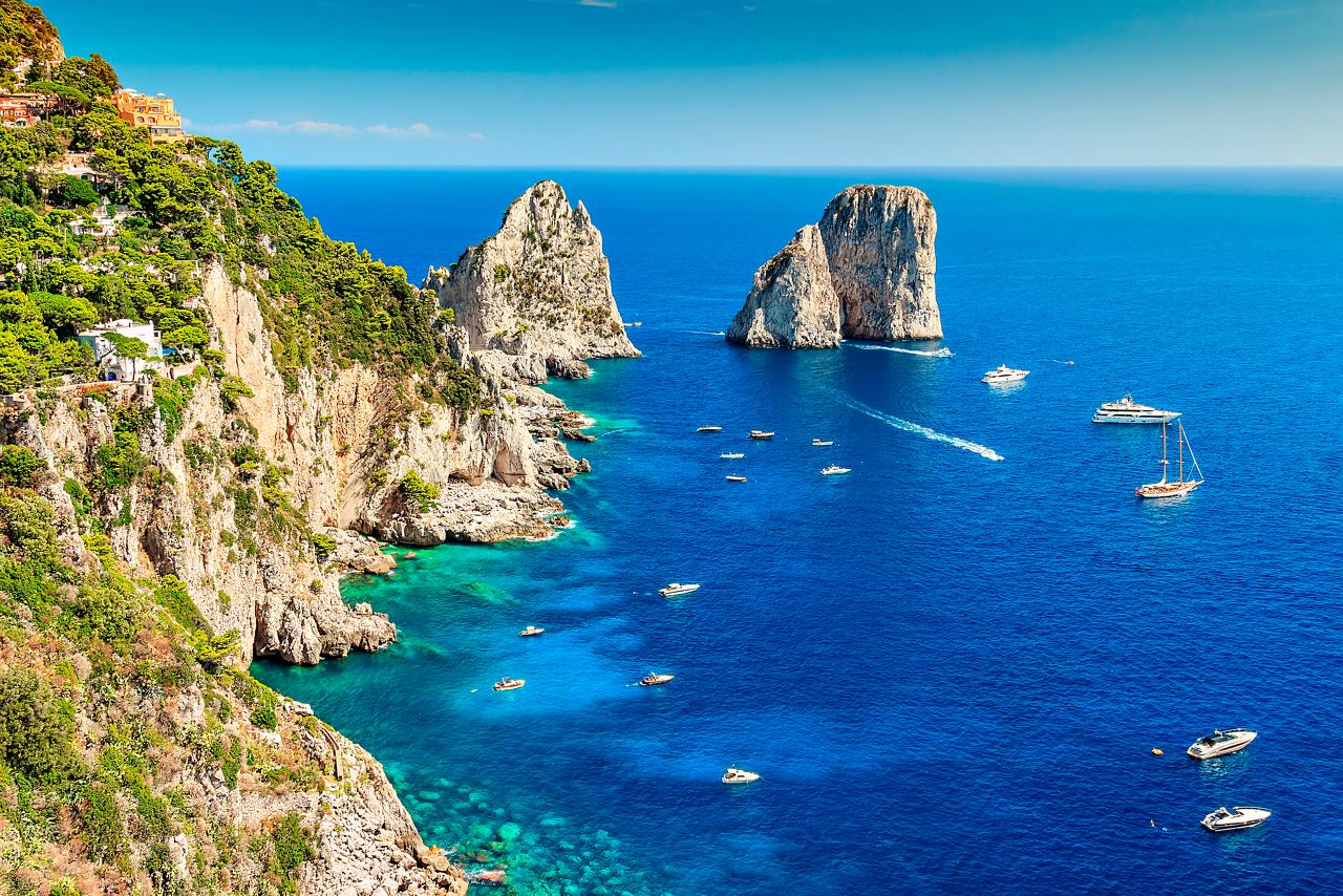 Schöne Klippen und blaues Meer entlang der Küste von Capri, Italien | MSC Cruises